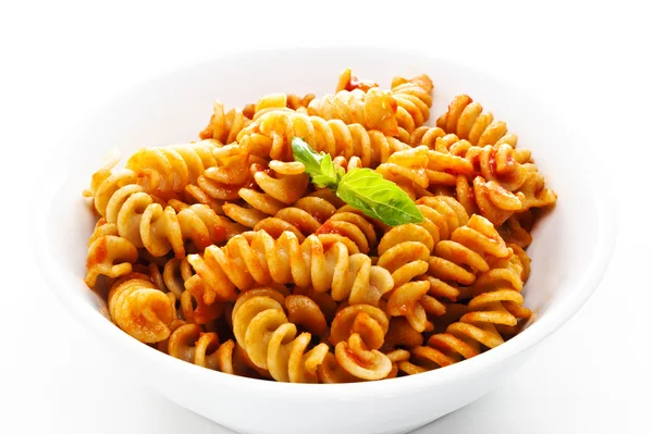 Pasta met tomatensaus en basilicum — Stockfoto