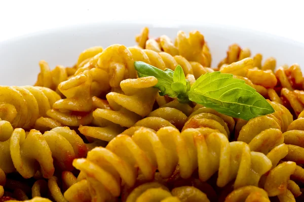 Pasta met tomatensaus en basilicum — Stockfoto