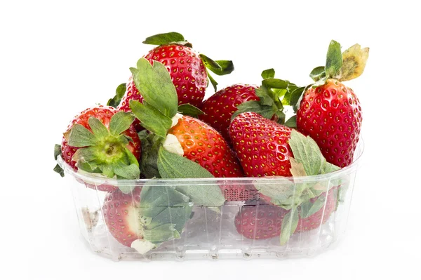 Ein Marktkorb mit Erdbeeren — Stockfoto