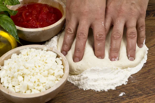 Préparation de la pâte à pizza . — Photo
