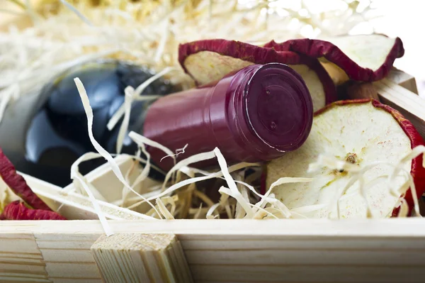 Garrafa de vinho tinto velho em caixa de madeira presente — Fotografia de Stock