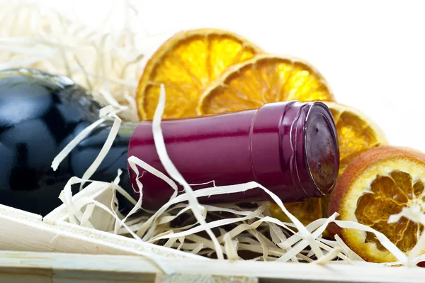 Botella de vino tinto viejo en caja de madera de regalo — Foto de Stock