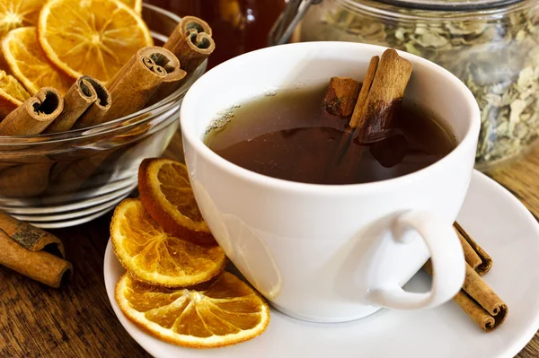 Tasse de thé orange à la cannelle — Photo