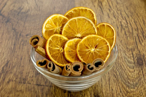 Tasse Orangen mit Zimt — Stockfoto
