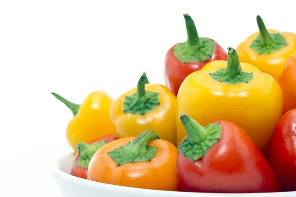 Pimientos mezclados en plato blanco — Foto de Stock