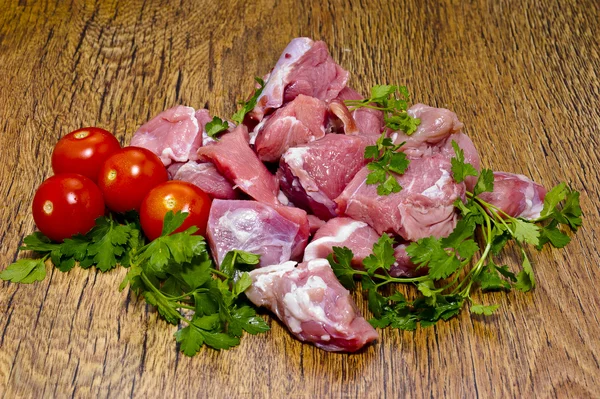 Rå kalvkött med tomater — Stockfoto