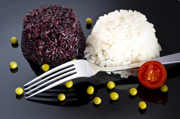 Mixed rice with green peas on black plate — Stock Photo, Image