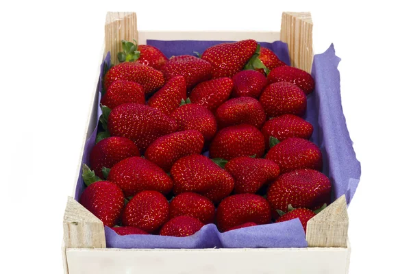 Färska jordgubbar i en trälåda — Stockfoto