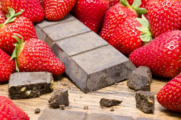 Erdbeeren rohe Schokolade auf dem Holztisch — Stockfoto