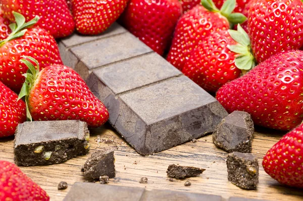 Morangos de chocolate cru em mesa de madeira — Fotografia de Stock