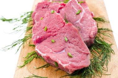 Çince yeşil soğan ile ham sığır eti