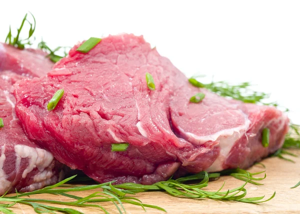 Rohes Rindfleisch mit grüner chinesischer Zwiebel aus nächster Nähe — Stockfoto