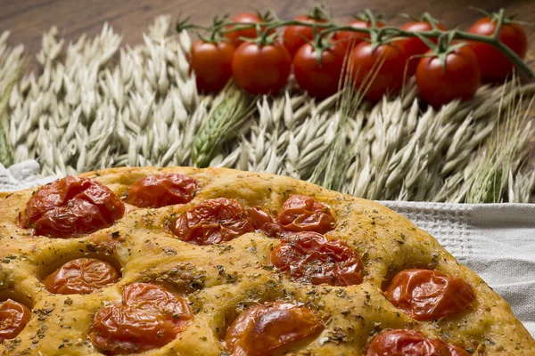 Apulische Focaccia mit Tomaten — Stockfoto