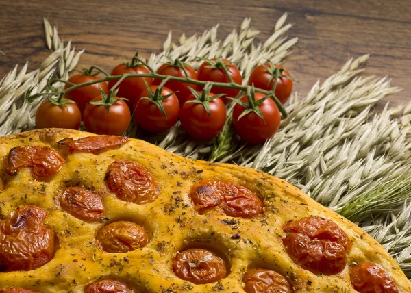 Apulian Focaccia tomaattien kanssa — kuvapankkivalokuva