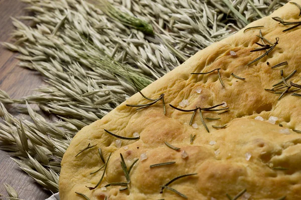 Pão italiano chamado "focaccia" com alecrim — Fotografia de Stock