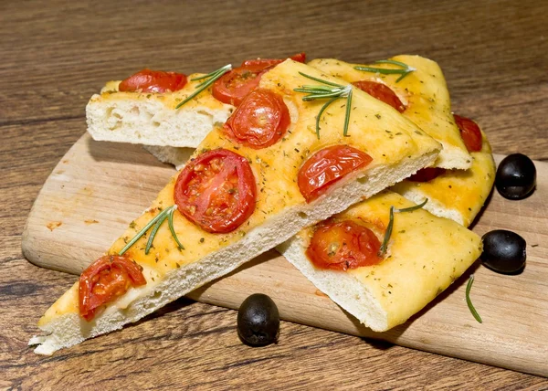 Focaccia mit Tomaten und schwarzen Oliven — Stockfoto