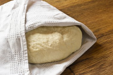 ahşap bir masa üzerinde çiğ hamur