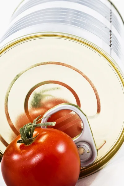 Alüminyum teneke kutu ve domates — Stok fotoğraf