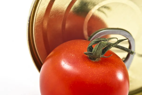 Lata de alumínio e tomate — Fotografia de Stock