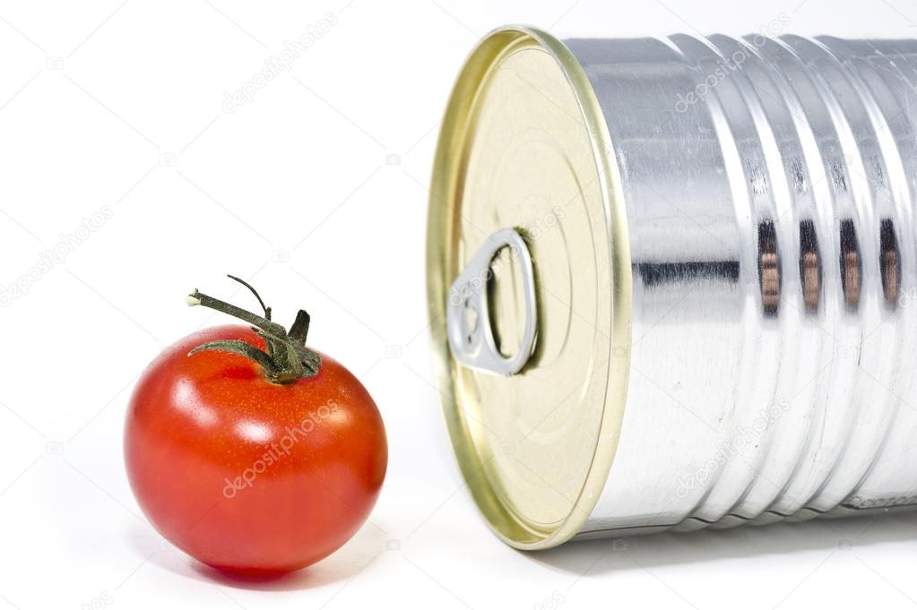 Aluminum tin can and tomato