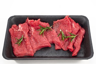 Beyaz arka planda porterhouse biftek süpermarket paketlenmiş