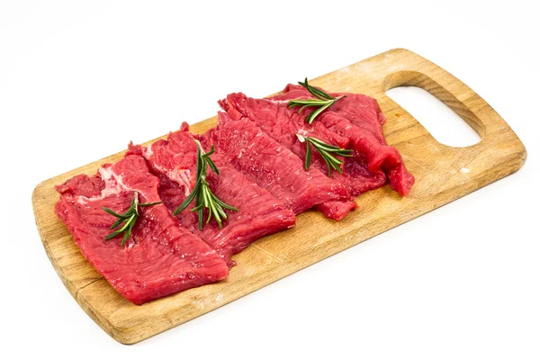 Ruwe vers vlees gesneden ik aan boord met rozemarijn — Stockfoto