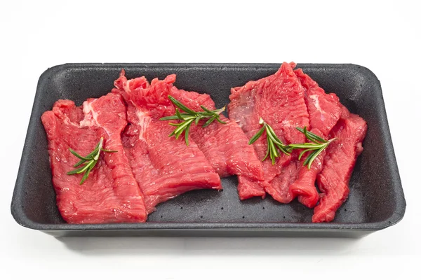 Supermarket zabaleny steaky v bílém pozadí — Stock fotografie