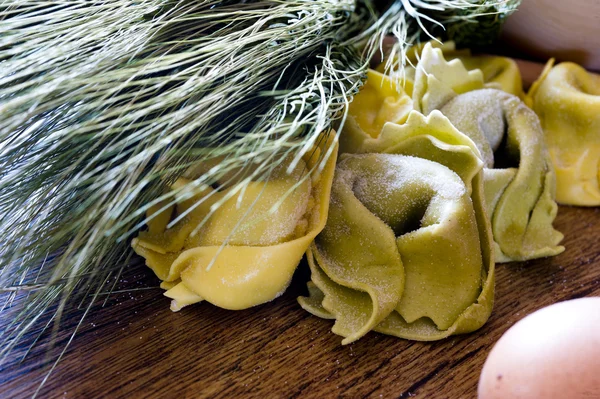 Ingredienser till hemgjord förberedelse ravioli — Stockfoto