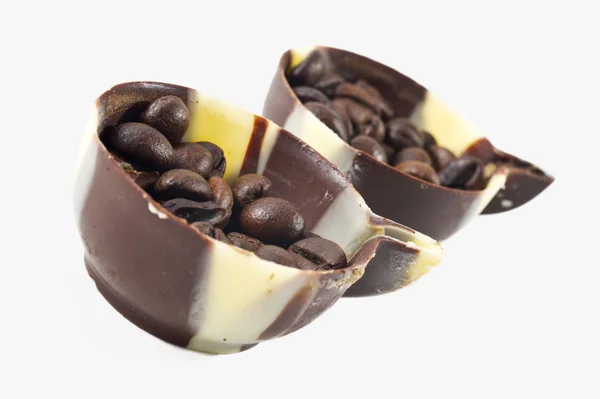 Granos de café en una taza de chocolate — Foto de Stock