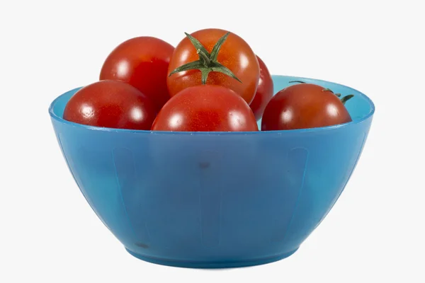 Tomates cereja italianos em cesta de plástico — Fotografia de Stock
