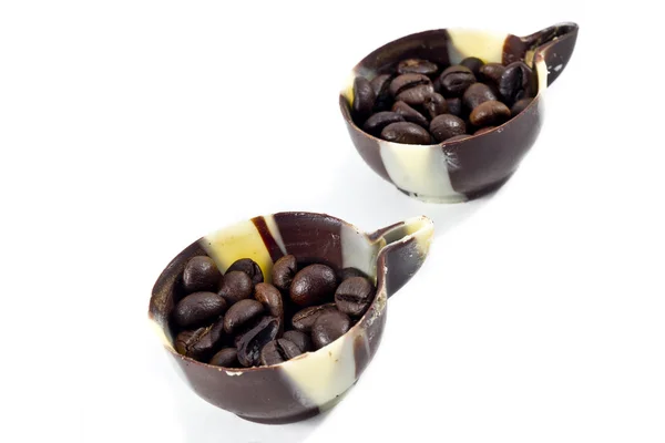 Granos de café en tazas de chocolate — Foto de Stock