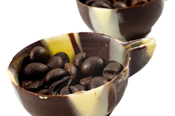 Chicchi di caffè in tazze di cioccolato — Foto Stock