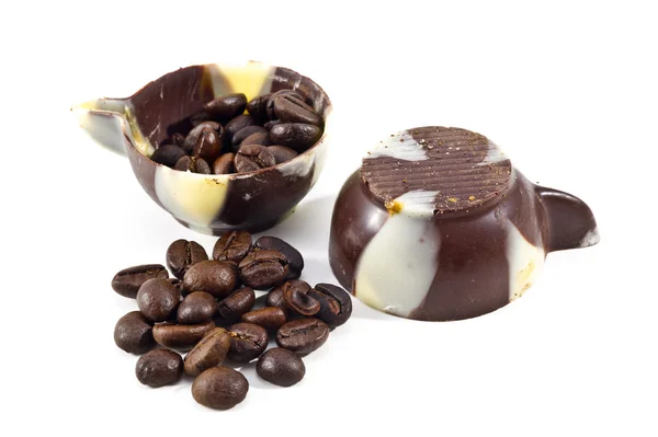 Kaffebönor i en choklad koppar — Stockfoto