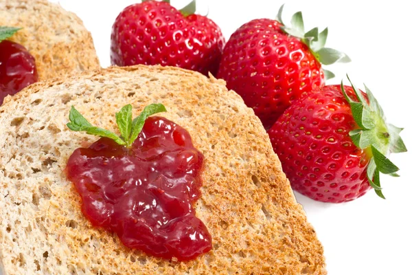 Süße Erdbeermarmelade auf Toast aus nächster Nähe — Stockfoto