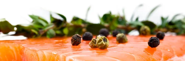 Filetto di salmone fresco con pepe ed erbe aromatiche — Foto Stock