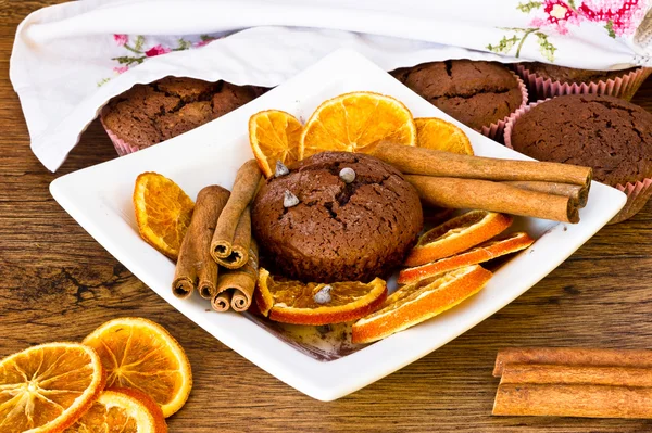 Chocolat muffin with orange slices and cinnamon — Stock Photo, Image