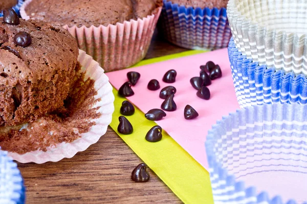 Gotas de chocolate e muffins de chocolate — Fotografia de Stock