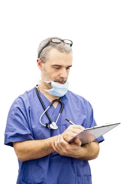 Personel medyczny: pielęgniarka lub lekarz pisania w schowku — Zdjęcie stockowe