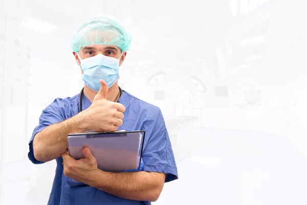 Arztzulassung ok Handzeichen isoliert im Operationssaal — Stockfoto