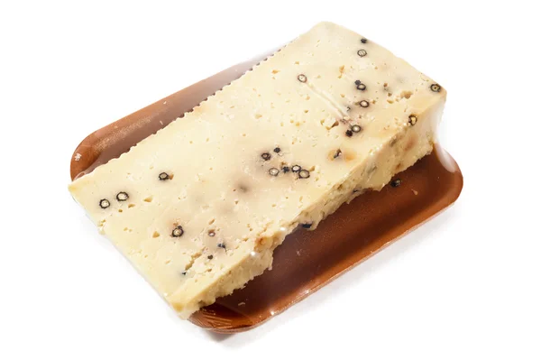 Queso de oveja whit pimienta en plato de plástico con película de superm — Foto de Stock