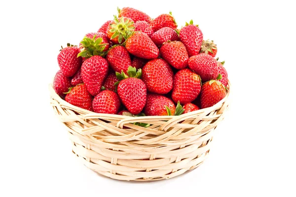 Korb mit Erdbeeren — Stockfoto