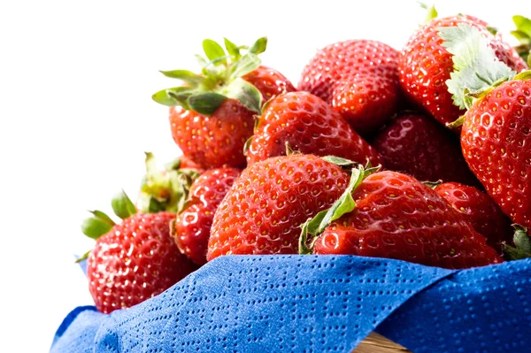 Korg med jordgubbar närbild — Stockfoto