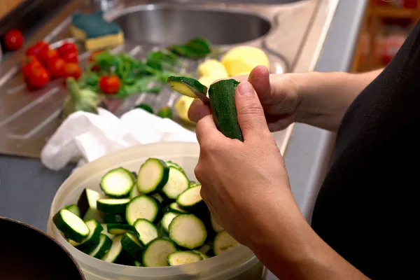 Primer plano de la mujer en el trabajo de cocina en casa —  Fotos de Stock