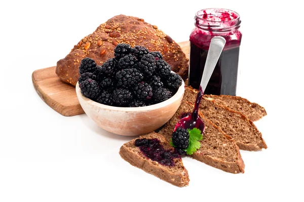 Balckberries dżem i domowe kromki chleba — Zdjęcie stockowe