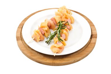 plat ahşap kesme tahtası içinde tavuk şiş