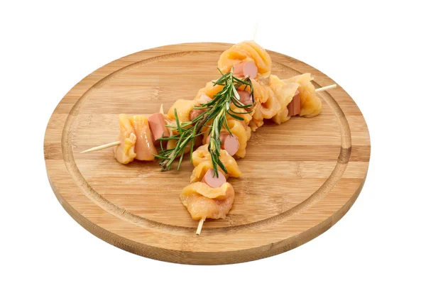Chicken skewers on a plastic cutting board — Stock Photo, Image