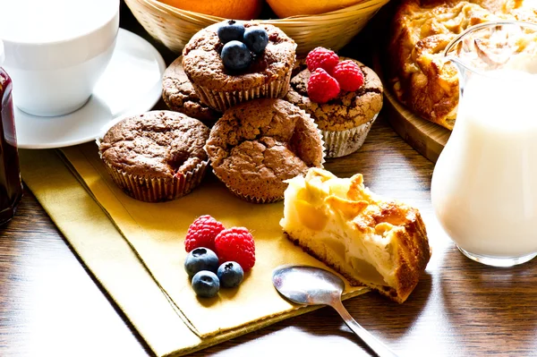Zelfgemaakte muffins en appeltaart — Stockfoto