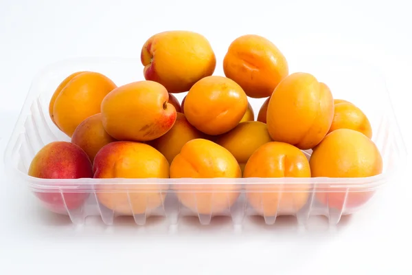 Packged owoców moreli w supermarkecie opakowanie z tworzyw sztucznych — Zdjęcie stockowe