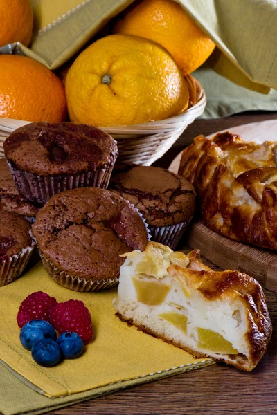 Muffins caseiros e torta de maçã — Fotografia de Stock
