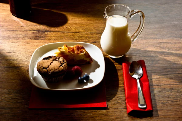 Muffins caseiros e torta de maçã no início da manhã luz — Fotografia de Stock